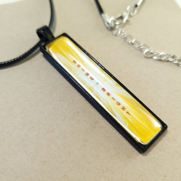 SHINE BRIGHT Vertical Pendant Necklace - Picture 3 of 8